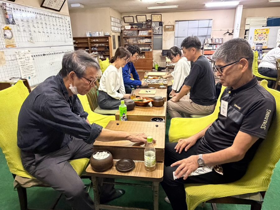 道場での囲碁交流会の様子