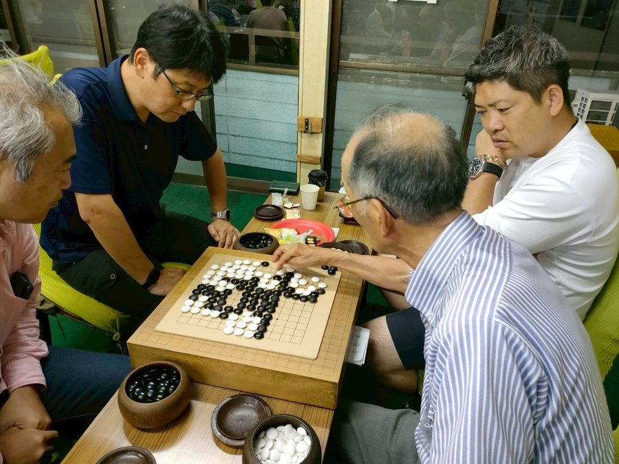 囲碁交流会での対局の様子