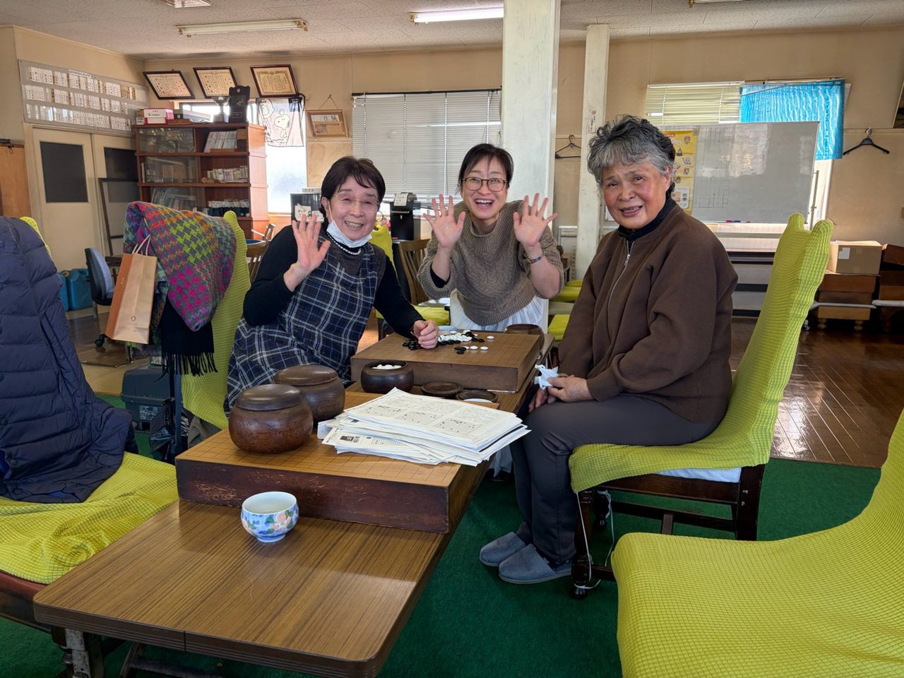 対局のあとに笑顔で集う会員のみなさん