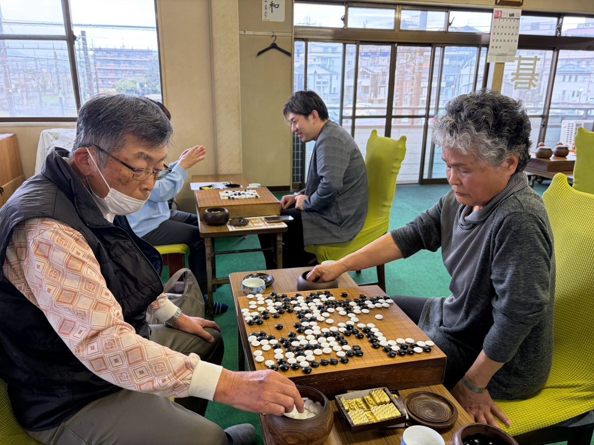 道場で対局を楽しむ会員のみなさん