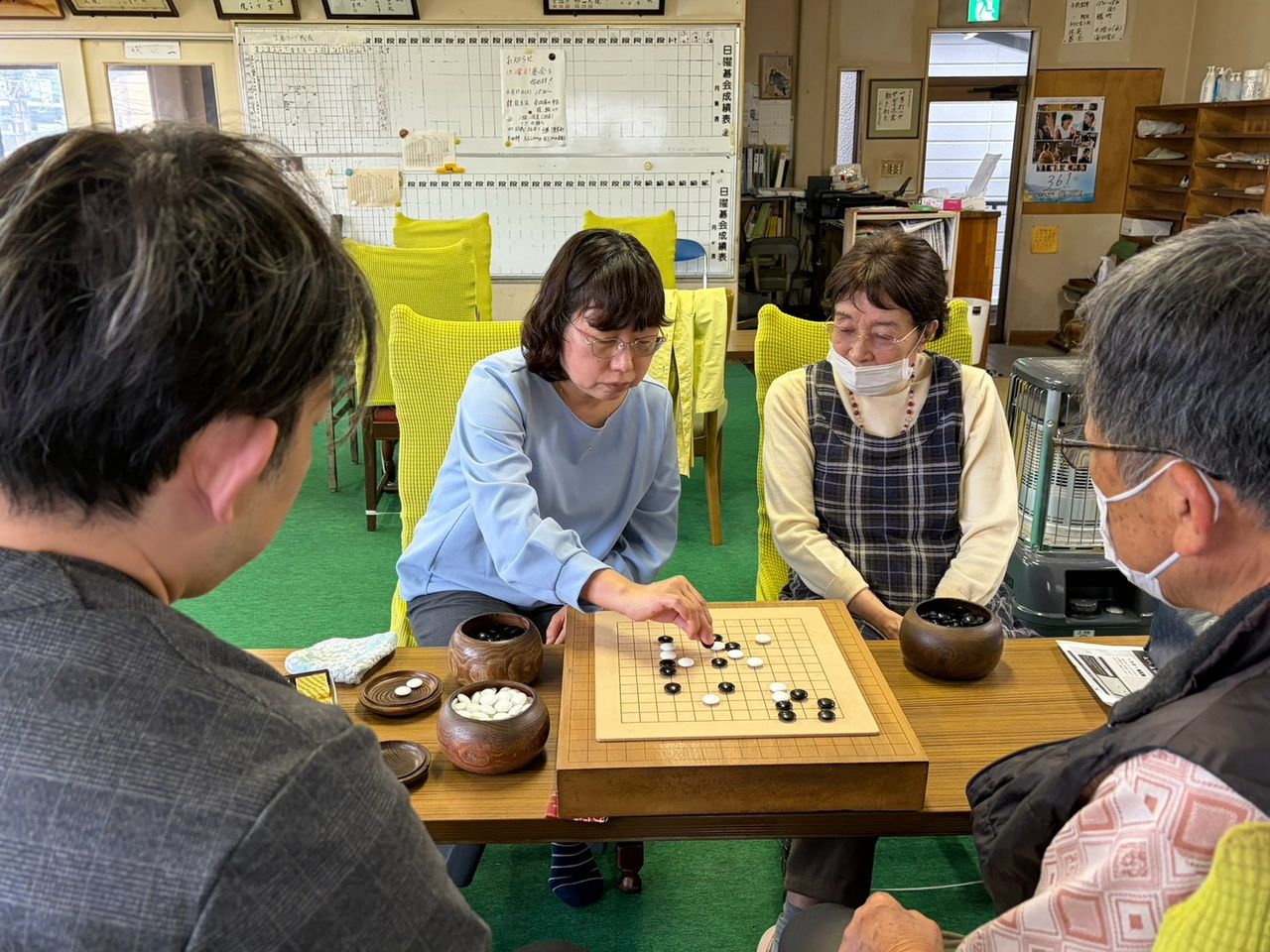 道場で向かい合って対局する二人