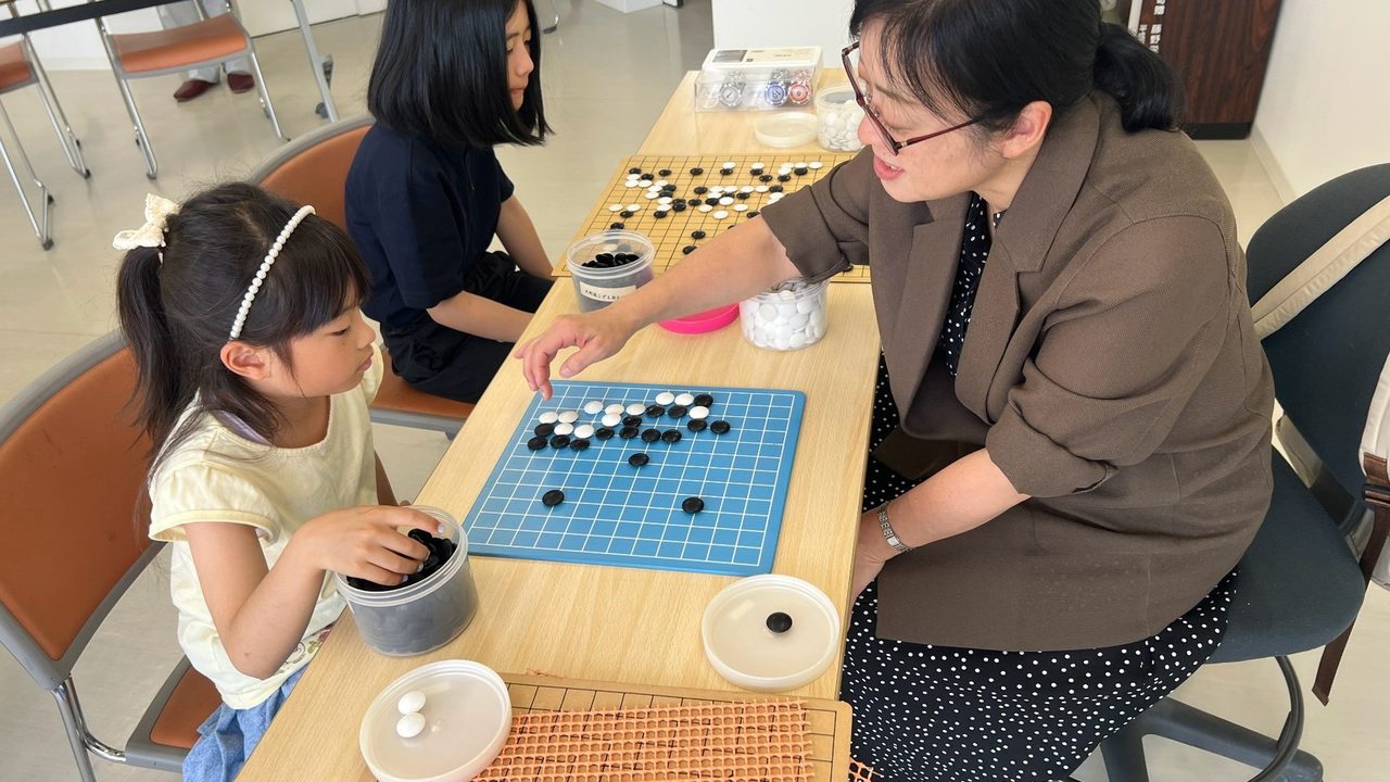 こども教室で対局を見守る轟あゆみインストラクター